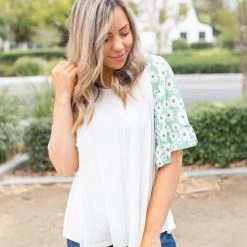 Boutique Simplified Summer Daisy Ruffle Sleeve Top