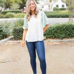 Boutique Simplified Summer Daisy Ruffle Sleeve Top