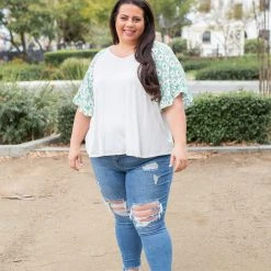 Boutique Simplified Summer Daisy Ruffle Sleeve Top