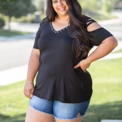 Boutique Simplified New Arrivals Striking Lattice Top In Black