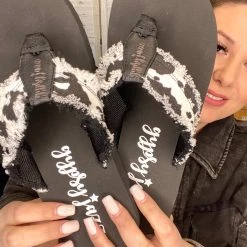 Iris & Rainbow Boutique #M254 Free Time Flip Flop (Black White)