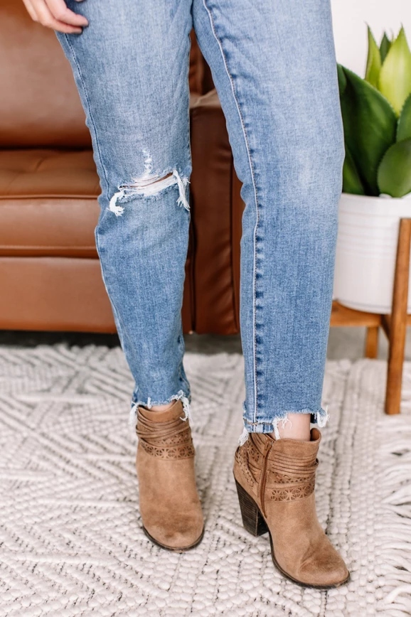 Iris & Rainbow Boutique New Arrivals #K770 Take A Knee Judy Blue Girlfriend Jeans 18 Iris & Rainbow Boutique New Arrivals #K770 Take A Knee Judy Blue Girlfriend Jeans