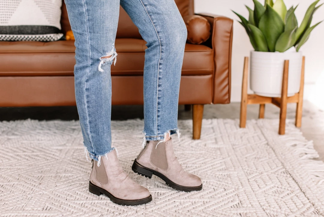 Iris & Rainbow Boutique New Arrivals #K770 Take A Knee Judy Blue Girlfriend Jeans 7 Iris & Rainbow Boutique New Arrivals #K770 Take A Knee Judy Blue Girlfriend Jeans