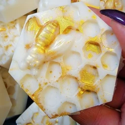 Iris & Rainbow Boutique #L949 Oat And Honey Bees Wax Soap