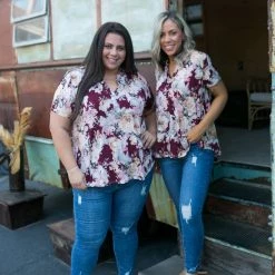 Boutique Simplified Floral Motif Short Sleeve Gabby