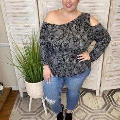 Iris & Rainbow Boutique New Arrivals #K770 Take A Knee Judy Blue Girlfriend Jeans 31 Iris & Rainbow Boutique New Arrivals #K770 Take A Knee Judy Blue Girlfriend Jeans