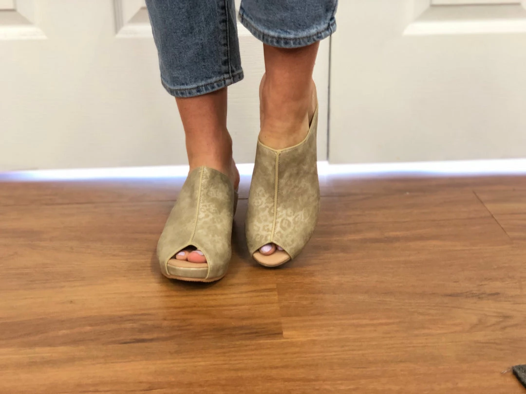 Iris & Rainbow New Arrivals #H100 Trinity Gold Leopard Mules 4 Iris & Rainbow New Arrivals #H100 Trinity Gold Leopard Mules