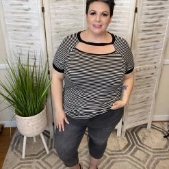 Iris & Rainbow Boutique #K151 Shade And Shadows Judy Blue Skinny Capri