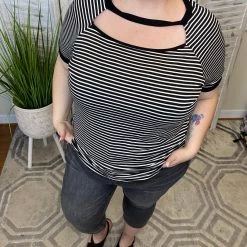 Iris & Rainbow Boutique #K151 Shade And Shadows Judy Blue Skinny Capri