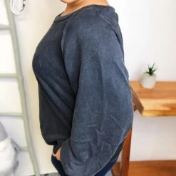 Iris & Rainbow Boutique #L520 Fall On Me POL Pullover (Black) New Arrivals