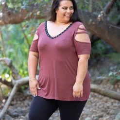 Boutique Simplified Striking Lattice Top In Marsala