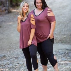 Boutique Simplified Striking Lattice Top In Marsala