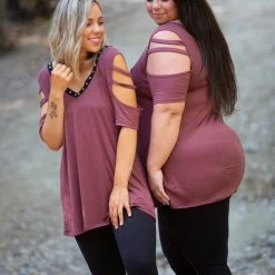 Boutique Simplified Striking Lattice Top In Marsala